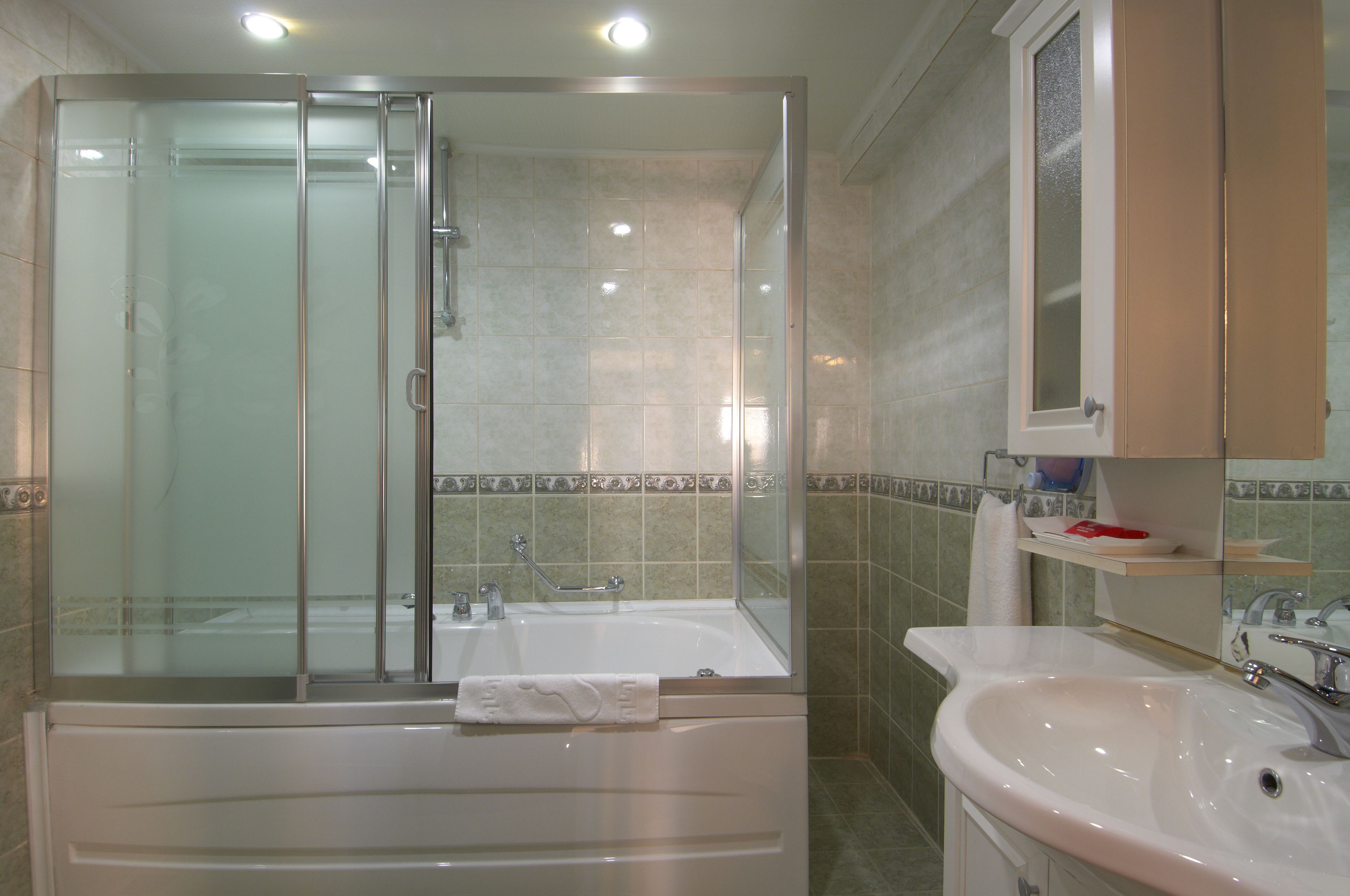 business suite | bathroom | shower, free toiletries, hair dryer, slippers