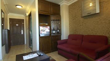 Suite | Wohnzimmer | 32-Zoll-LCD-Fernseher mit Satellitenempfang, Fernseher