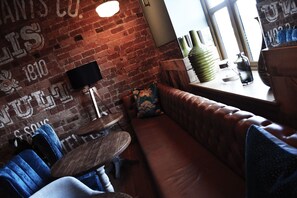 Se sirven desayunos, almuerzos y cenas; cocina británica