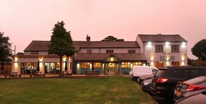 Fachada de la propiedad por la tarde o noche