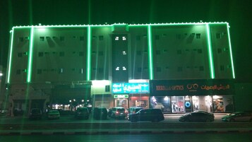 Fachada de la propiedad por la tarde o noche