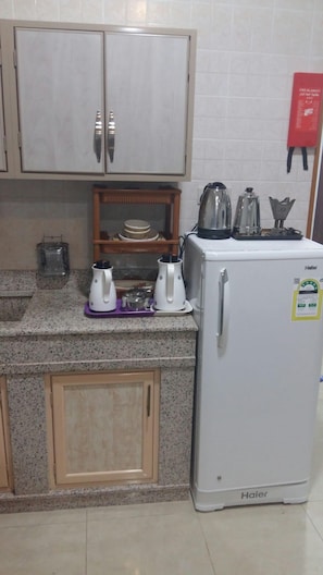 Fridge, oven, stovetop - Al Eairy Furnished Apartments Al Ahsa 5 (Al-Hofuf)