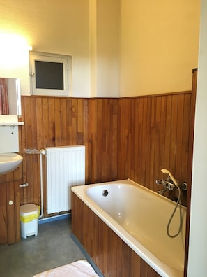 Amenidades de baño gratuitas, secadora de cabello, toallas