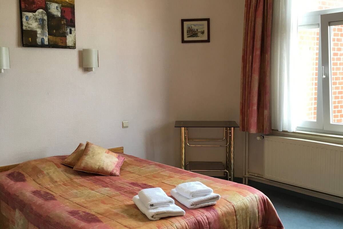 Ropa de cama de alta calidad, escritorio, cunas gratuitas y wifi gratis