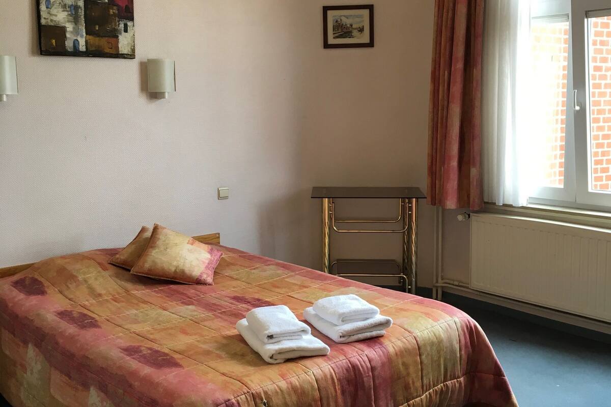 Hochwertige Bettwaren, Schreibtisch, kostenlose Babybetten
