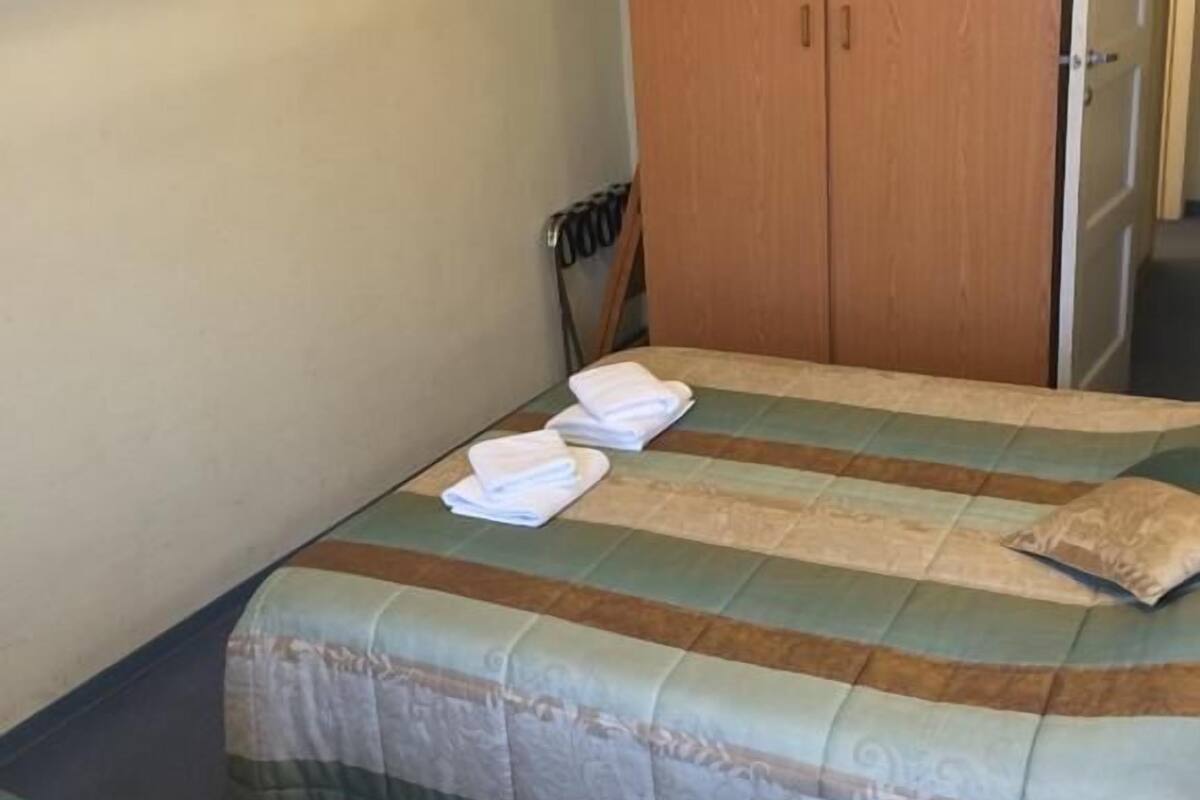 Dreibettzimmer | Hochwertige Bettwaren, Schreibtisch, kostenlose Babybetten