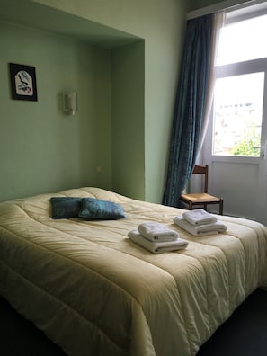 Habitación doble | Ropa de cama de alta calidad, escritorio, cunas gratuitas y wifi gratis