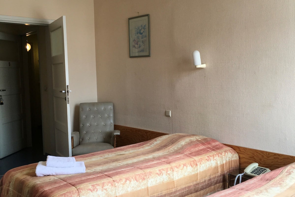 Habitación con 2 camas individuales | Ropa de cama de alta calidad, escritorio, cunas gratuitas y wifi gratis