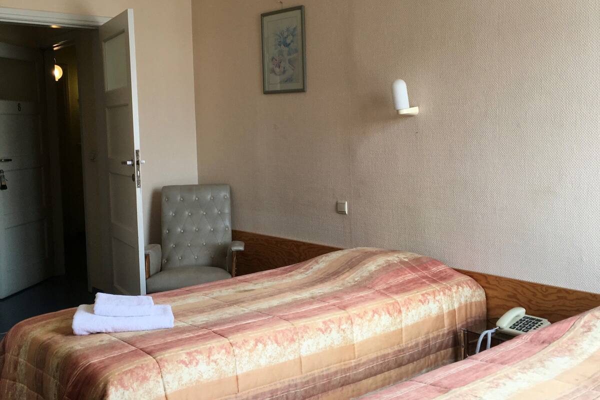 Zweibettzimmer | Hochwertige Bettwaren, Schreibtisch, kostenlose Babybetten