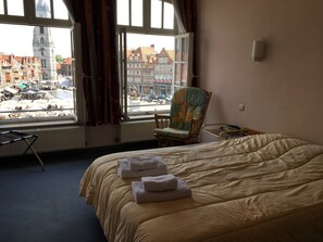 Habitación doble | Ropa de cama de alta calidad, escritorio, cunas gratuitas y wifi gratis