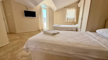 Vila, 3 quartos | Cofres nos quartos, escrivaninha, ferros/tábuas de passar roupa