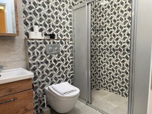 Shower, free toiletries, hair dryer, slippers - Dove Apart Hotel (Fethiye)