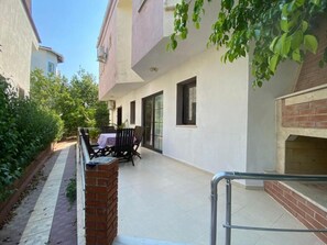 Apartamento econômico, várias camas, não aceita animais de estimação, no piso térreo | Sacada