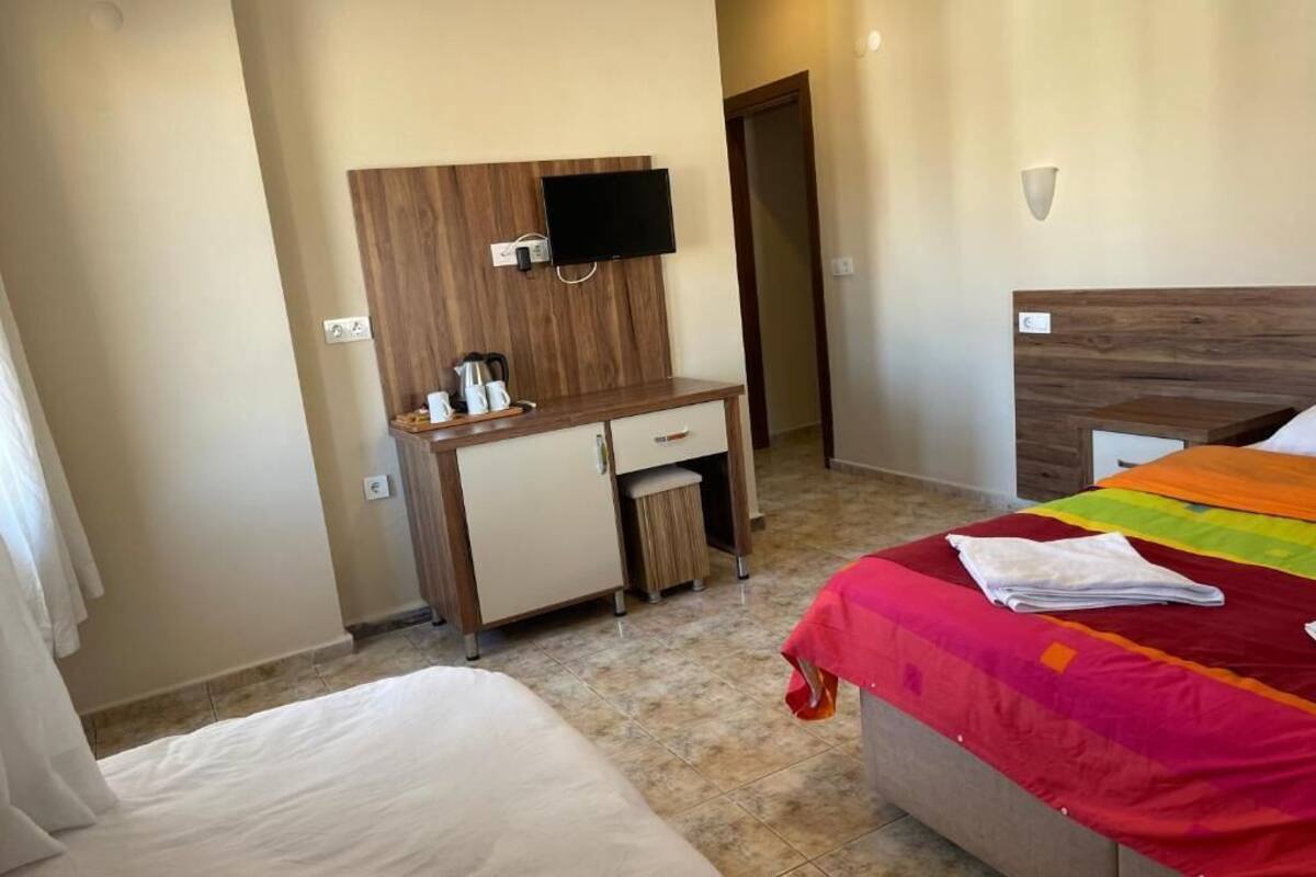 Suite familiar, 2 habitaciones, habitaciones conectadas, vista al jardín | Caja de seguridad en la habitación y escritorio 