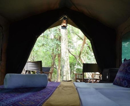 Escritorio y ropa de cama