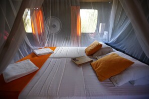 Tent on All Inclusive | 1 slaapkamer, een bureau