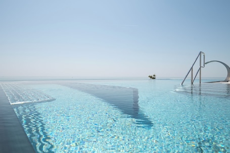 Una piscina al aire libre de temporada