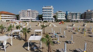 Private beach, sun loungers, beach umbrellas, beach towels - Unico Hotel Caorle (Caorle)