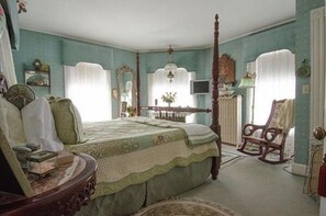 Zimmer, 1 King-Bett, eigenes Bad, Eckzimmer | Hochwertige Bettwaren, individuell dekoriert, individuell eingerichtet