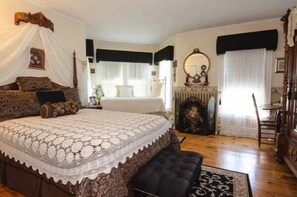 Premium bedding, individually decorated, individually furnished, desk - The Tea Rose Inn at Plymouth (Plymouth)