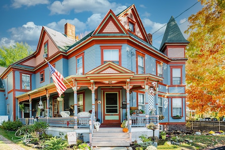 Fachada de la propiedad. The Tea Rose Inn at Plymouth