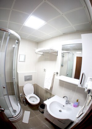 Douche, articles de toilette gratuits, sèche-cheveux, chaussons