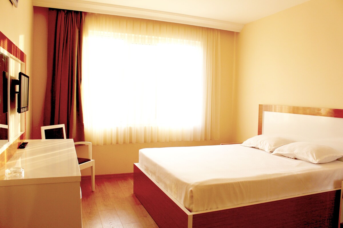 Single Room | Desk, free WiFi
