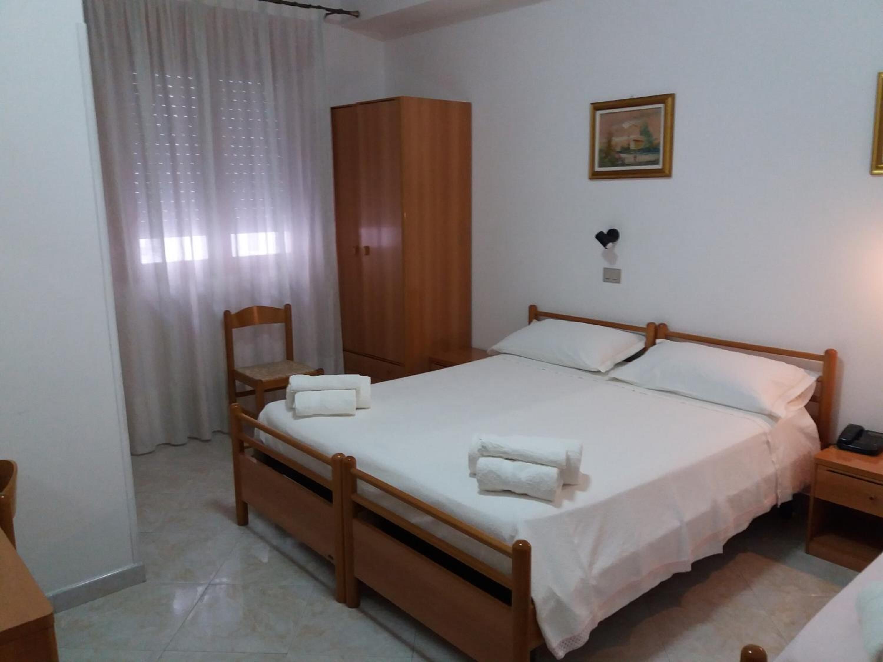 Una scrivania, Wi-Fi gratuito, lenzuola