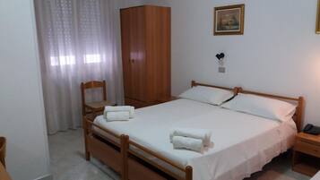 Una scrivania, Wi-Fi gratuito, lenzuola