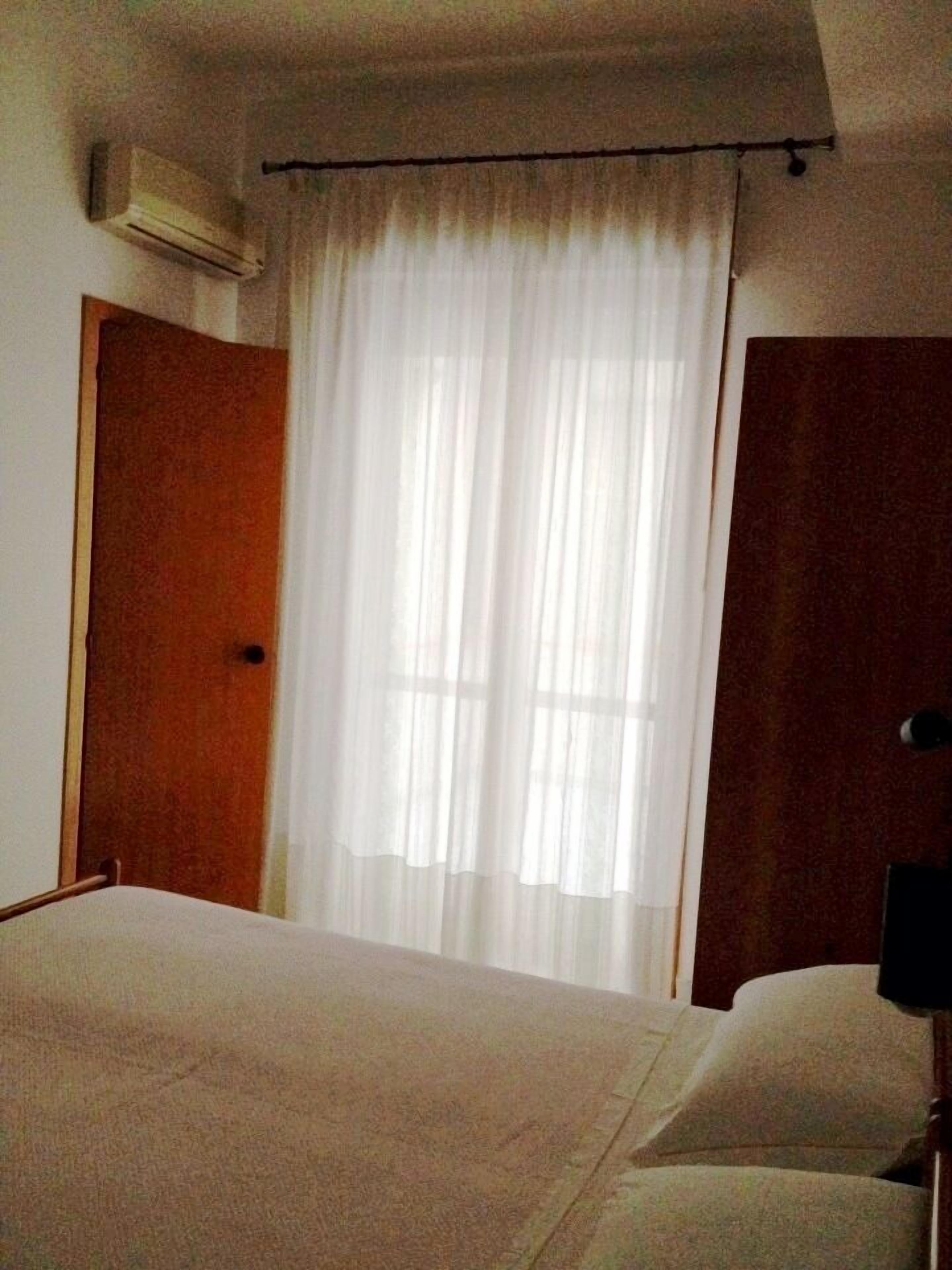 Triple Room | Desk, free WiFi, bed sheets