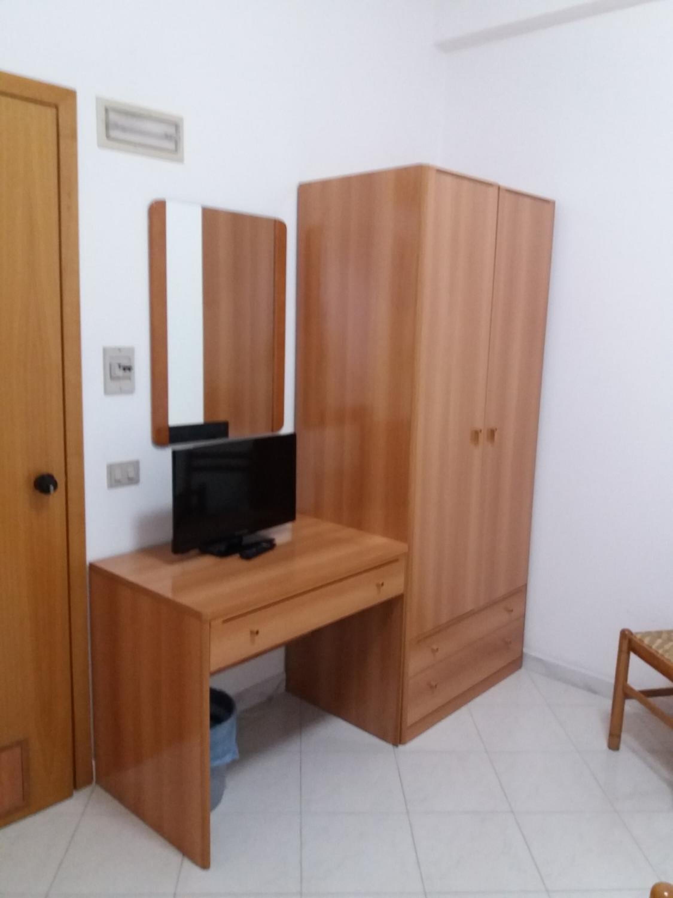 办公桌、免费 WiFi、床单