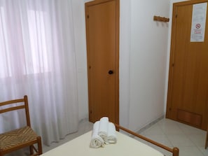 Desk, free WiFi, bed sheets - Hotel Europa (Vittoria)