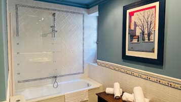 Deluxe tweepersoonskamer | Badkamer | Een bad, gratis toiletartikelen, een haardroger, handdoeken
