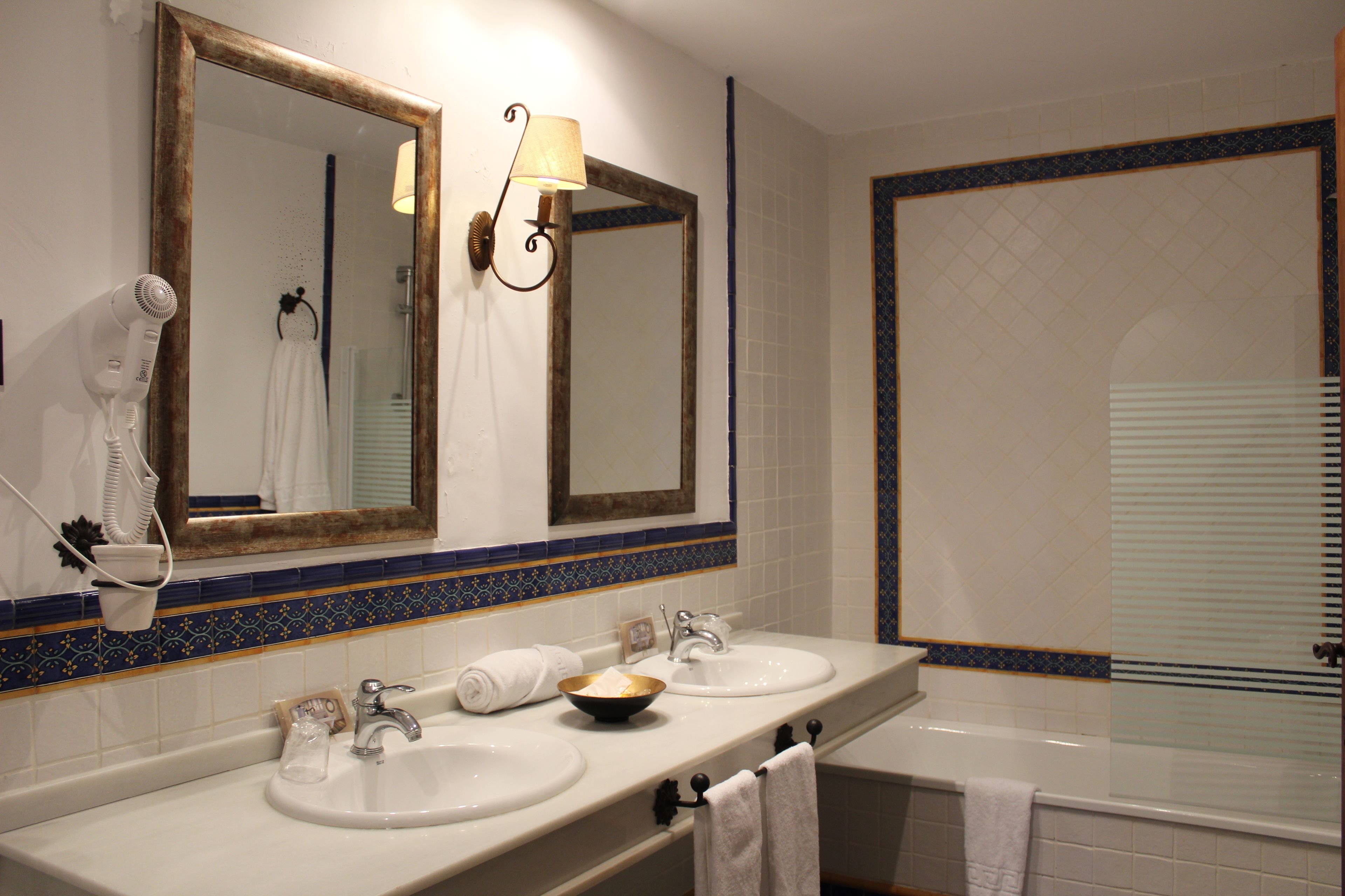 Superior Twin Room | Bathroom | Bathtub, free toiletries, hair dryer, towels