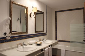 Superior-Zweibettzimmer | Badezimmer | Badewanne, kostenlose Toilettenartikel, Haartrockner, Handtücher