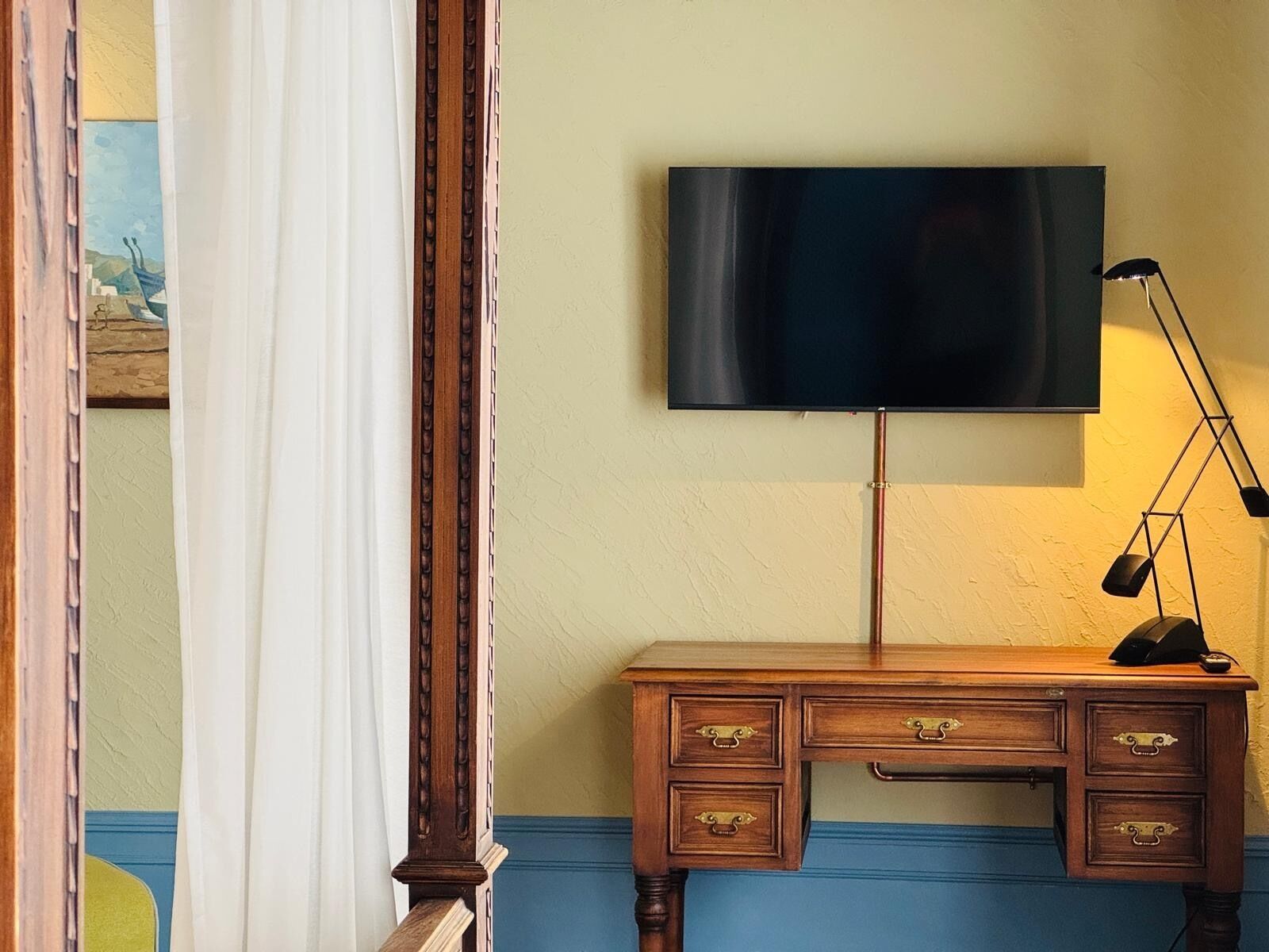 Minibar, caja de seguridad en la habitación y escritorio 