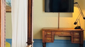 Suite – junior (Superior) | Minibar, safe på rommet, skrivebord og skrivebord for bærbar PC
