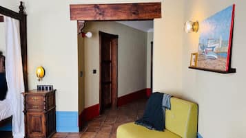 Junior suite (Superior) | Een minibar, een kluis op de kamer, een bureau, een laptopwerkplek