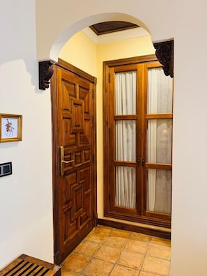 Habitación doble Deluxe | Minibar, caja de seguridad en la habitación y escritorio 