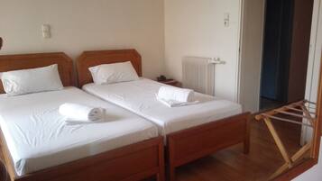 Skrivebord, strygejern/strygebræt, gratis baby-/barnesenge, gratis Wi-Fi