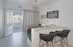 Refrigerador con freezer, microondas, placa de cocina, cafetera expreso