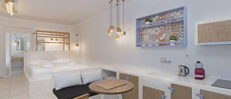 Una habitación de hotel moderna con cama, una pequeña mesa de comedor, una silla, un lavamanos y un estante decorativo.
