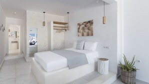 Un dormitorio moderno con una cama grande, una lámpara colgante y una cesta fijada a la pared.