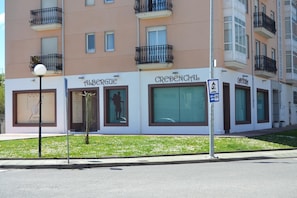A building with storefronts labeled "Albergue" and "Credencial."
