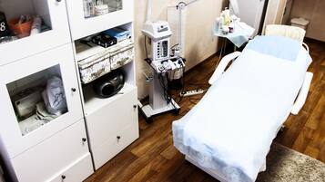 Sauna, vartalohoitoja, vartalokääreitä, vartalon kuorintoja