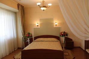 Studio | 1 sovrum, värdeförvaringsskåp på rummet, skrivbord och gratis barnsängar