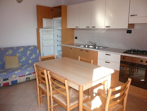 Full-sized fridge, microwave, stovetop, cookware/dishes/utensils