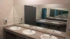 Driepersoonskamer, 3 eenpersoonsbedden, gedeelde badkamer | Badkamer | Een douche, een haardroger, handdoeken