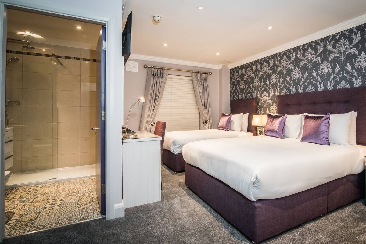 Family Triple Room, Ensuite | Minibar, in-room safe, desk, iron/ironing board (on request)