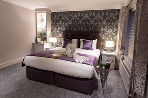 Deluxe Double Room, 1 King Bed, Ensuite | Minibar, in-room safe, desk, iron/ironing board - 12th Lock Boutique Hotel (Dublin)